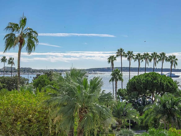3 Bedroom Apartment in Cannes 34
