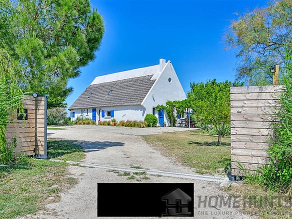 6 Bedroom Villa/House in Bellegarde 2