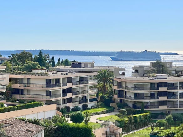 2 Bedroom Apartment in Cannes 8