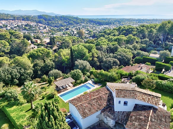 5 Bedroom Villa/House in Biot 36