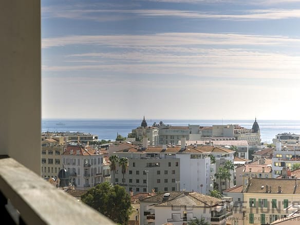 3 Bedroom Apartment in Cannes 32