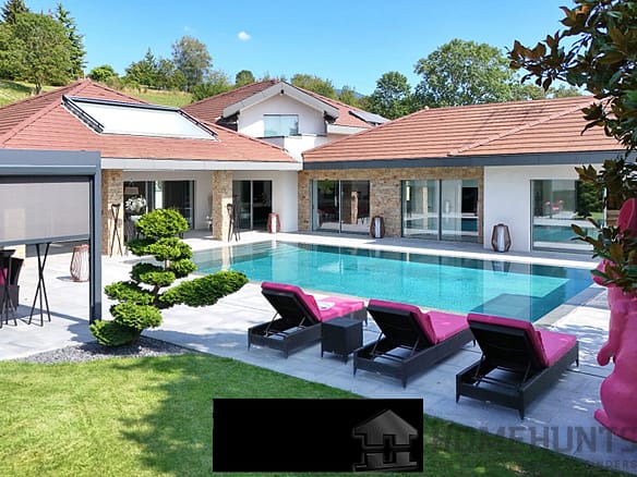 5 Bedroom Villa/House in Ville La Grand 26