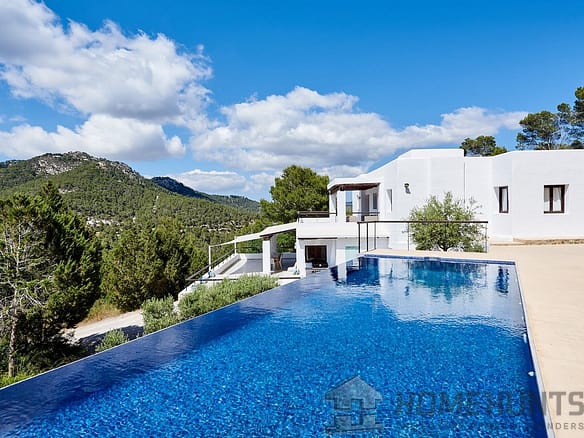 6 Bedroom Villa/House in Es Cubells 3