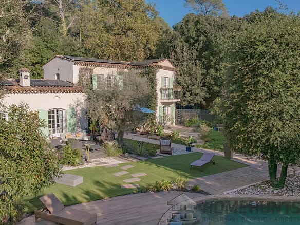 4 Bedroom Villa/House in Roquefort Les Pins 32