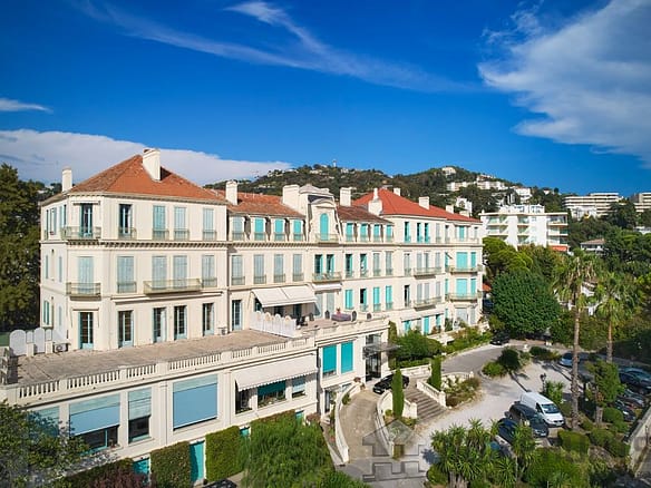 2 Bedroom Apartment in Cannes 10