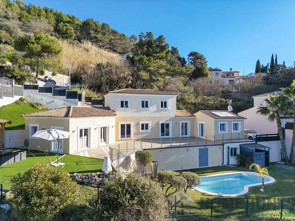 3 Bedroom Villa/House in Eze 24