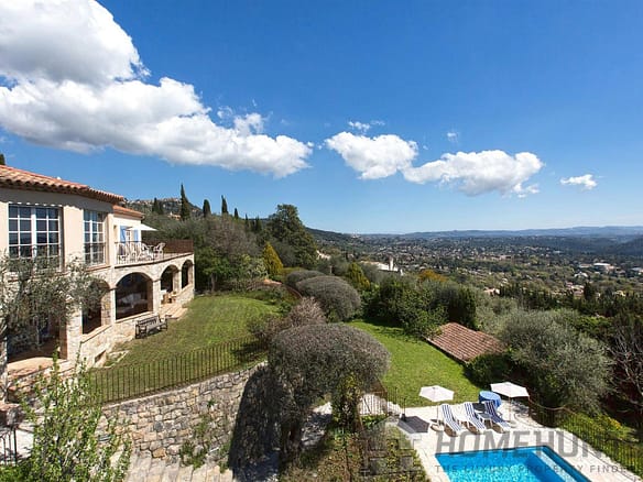 5 Bedroom Villa/House in Speracedes 36