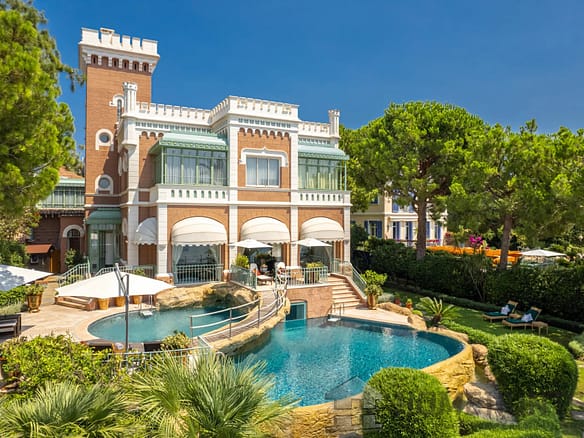 9 Bedroom Villa/House in Cap D Antibes 24