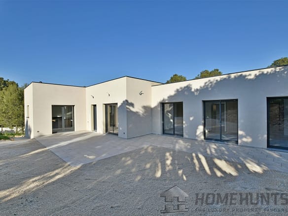 4 Bedroom Villa/House in Nimes 3