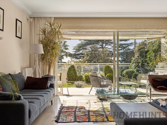 2 Bedroom Apartment in Cannes 24