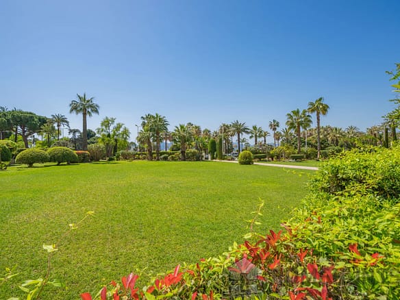 3 Bedroom Apartment in Cannes 16