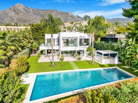 5 Bedroom Villa/House in The Golden Mile 6