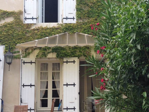6 Bedroom Villa/House in St Saturnin Les Avignon 30
