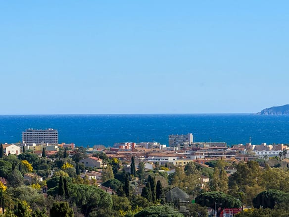 2 Bedroom Apartment in Bormes Les Mimosas 14