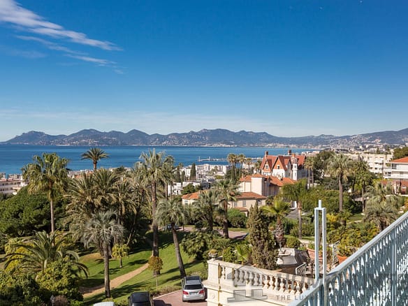 3 Bedroom Apartment in Cannes 34