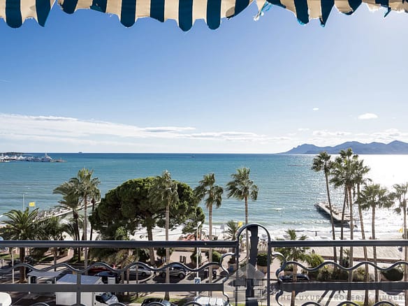 2 Bedroom Apartment in Cannes 30