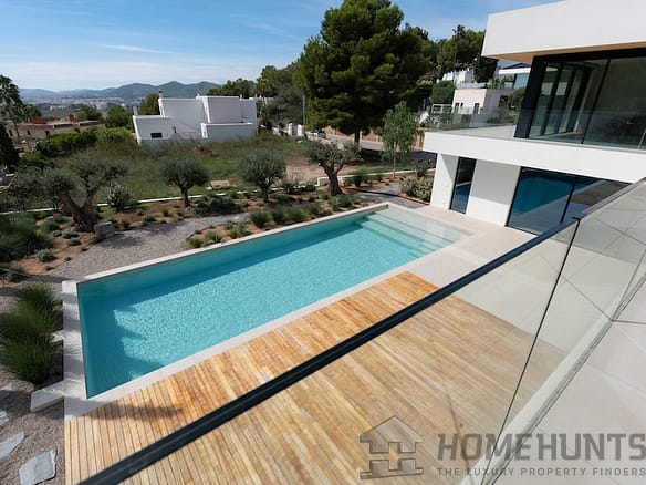 6 Bedroom Villa/House in Talamanca 2
