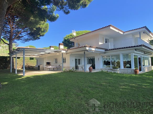 7 Bedroom Villa/House in Castell-platja D'aro 2