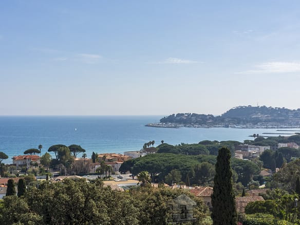 6 Bedroom Villa/House in Cavalaire Sur Mer 2