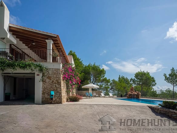 5 Bedroom Villa/House in Cala Mastella 2