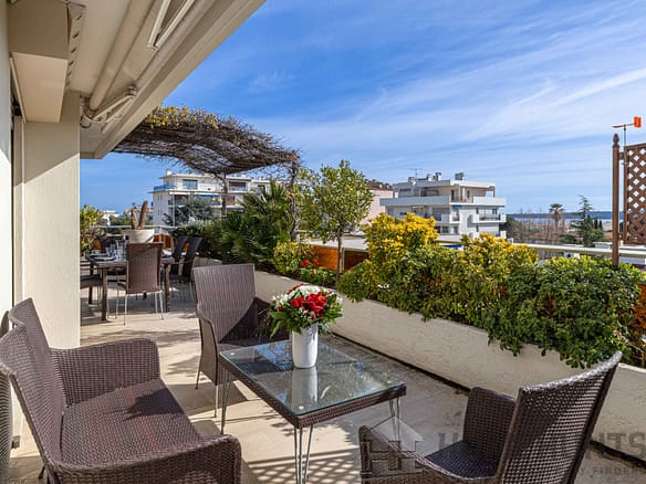 2 Bedroom Apartment in Cannes 10