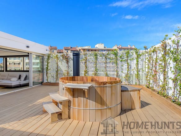 3 Bedroom Apartment in Marseille 18