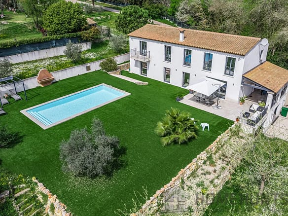 4 Bedroom Villa/House in Chateauneuf Grasse 2