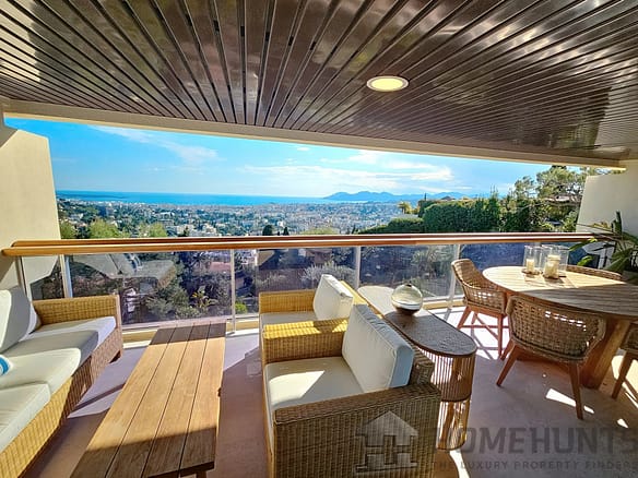 2 Bedroom Apartment in Le Cannet 2