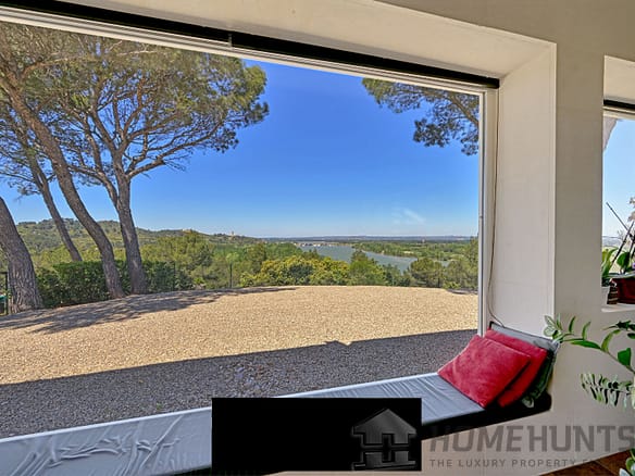 5 Bedroom Villa/House in Beaucaire 2
