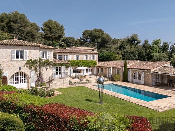 8 Bedroom Villa/House in La Colle Sur Loup 2