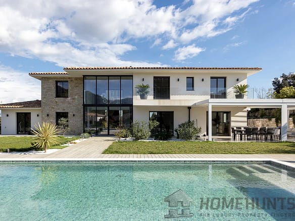 5 Bedroom Villa/House in Roquefort Les Pins 34