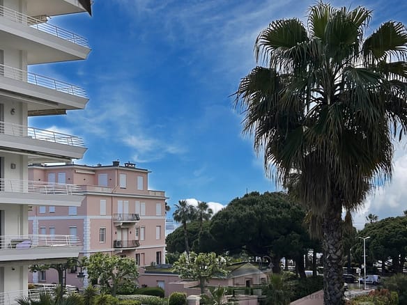 3 Bedroom Apartment in Cannes 4