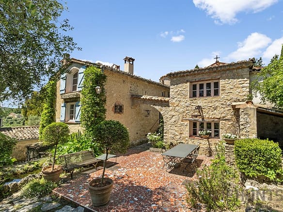5 Bedroom Villa/House in Le Rouret 12