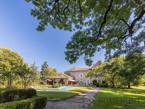 8 Bedroom Castle/Estates in Bourg-en-bresse 6