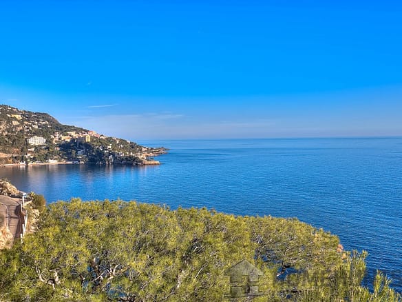 4 Bedroom Villa/House in Eze 6