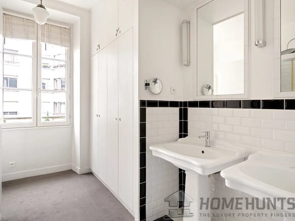 1 Bedroom Apartment in Paris 7th (Invalides, Eiffel Tower, Orsay) 2