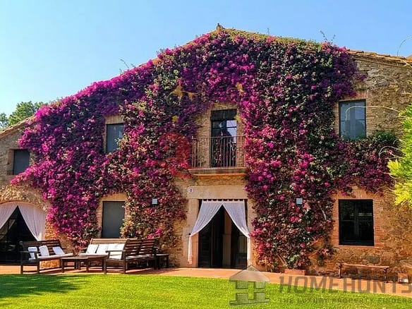 9 Bedroom Villa/House in Llabia 8