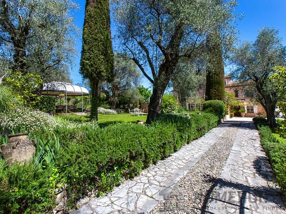 14 Bedroom Villa/House in Grasse 9