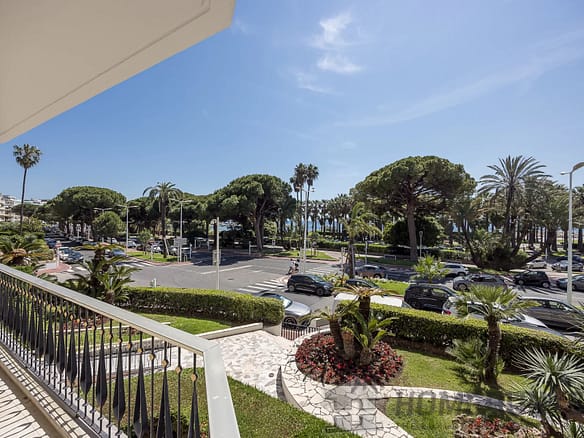 2 Bedroom Apartment in Cannes 12