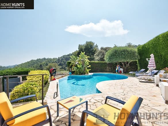 5 Bedroom Villa/House in Saint Laurent Du Var 24