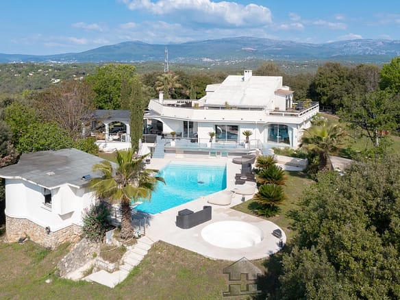 8 Bedroom Villa/House in Valbonne 5