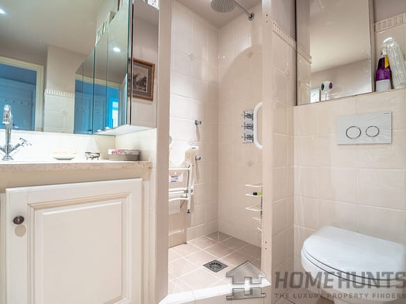 2 Bedroom Apartment in Ste Maxime 18