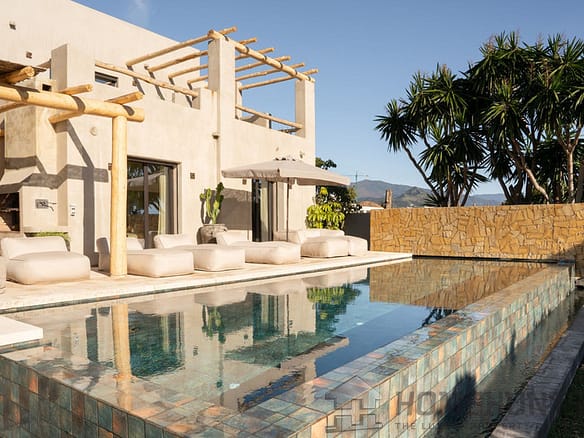 5 Bedroom Villa/House in Estepona 2