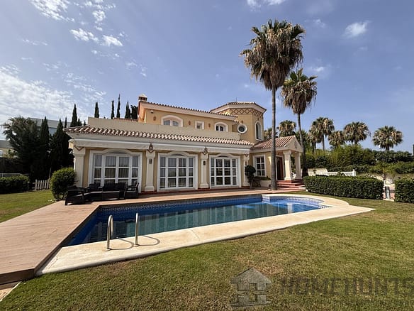 5 Bedroom Villa/House in Estepona 24