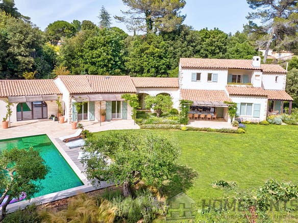 5 Bedroom Villa/House in Roquefort Les Pins 3