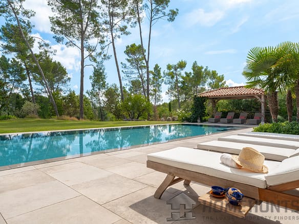 5 Bedroom Villa/House in Tourrettes 22