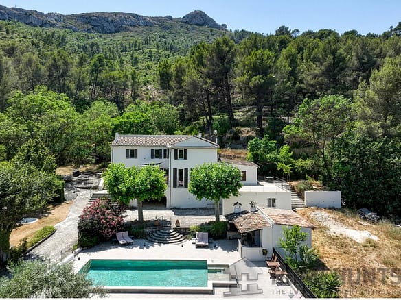8 Bedroom Villa/House in Auriol 30