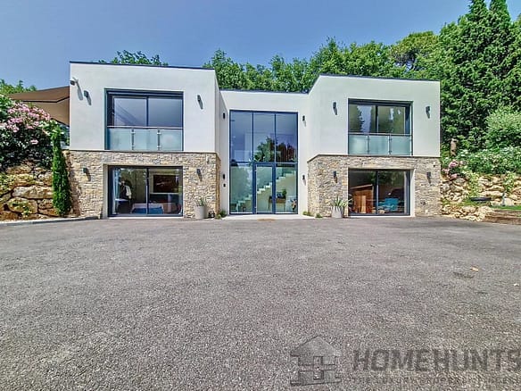 5 Bedroom Villa/House in Chateauneuf Grasse 2