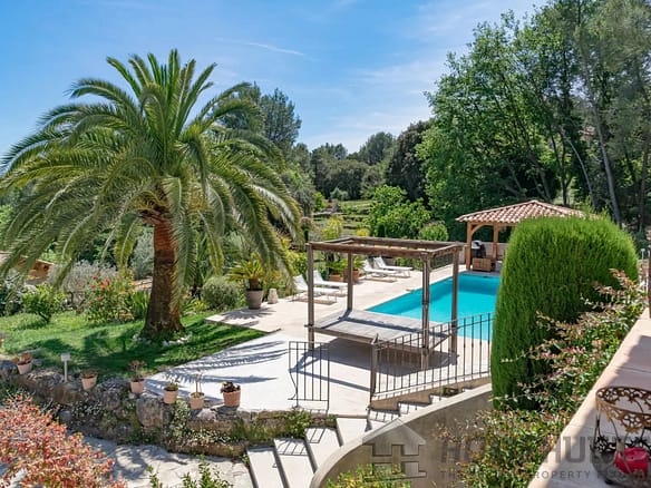 6 Bedroom Villa/House in Le Rouret 3
