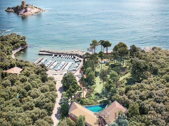 8 Bedroom Villa/House in St Raphael 9